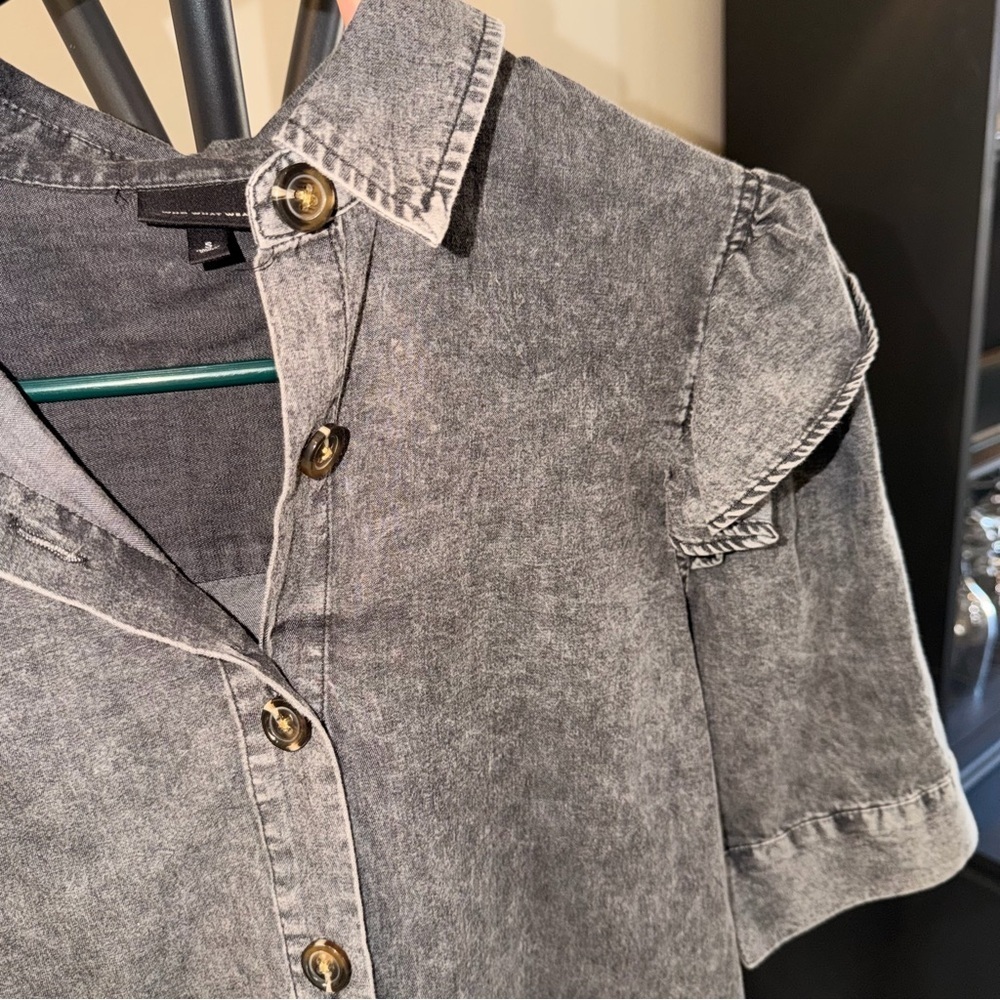 Who What Wear Gray Acid Wash Denim Button Up Blouse Ruffle Shoulder Top S - Picture 5 of 5
